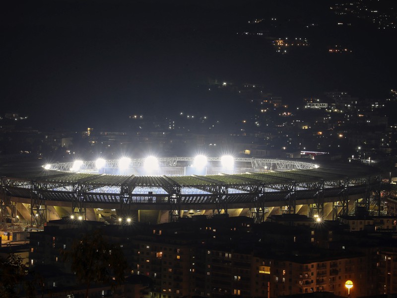 Vysvietený futbalový štadión Neapolu Sao Paulo na pamiatku zosnulého legendárneho argentínskeho futbalistu Diega Maradonu