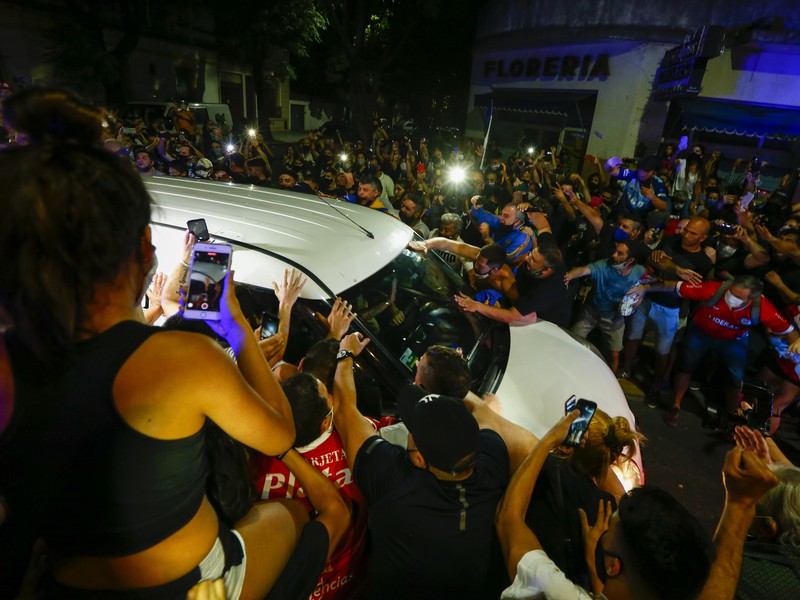 Fanúšikovia sa zhromaždili pri aute, ktoré viezlo zosnulého Maradonu
