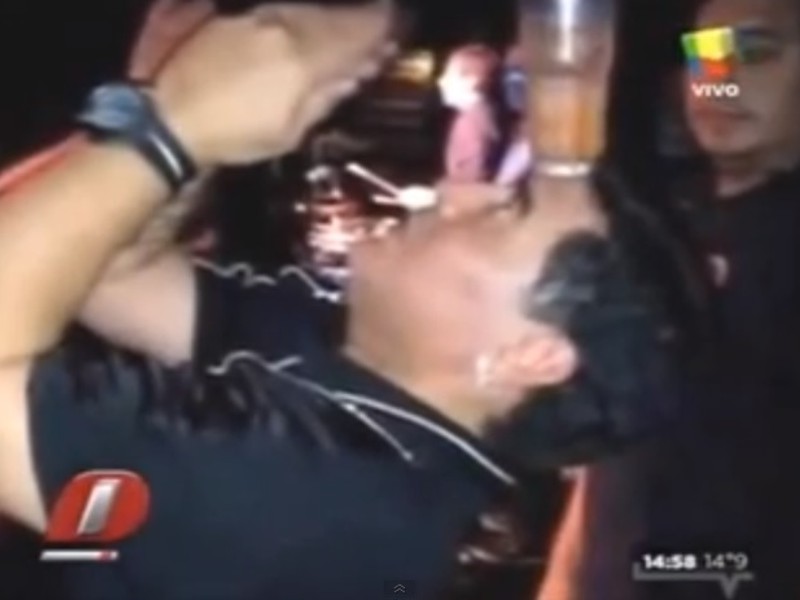 Diego Maradona v nočnom bare