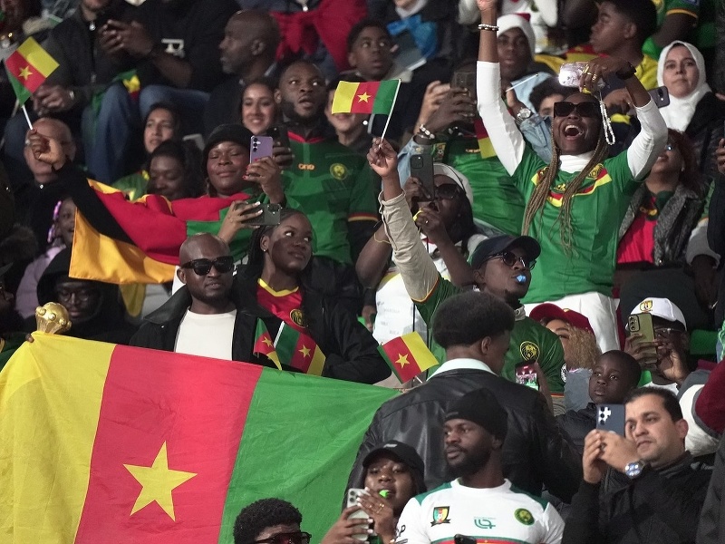 Fanúšikovia Kamerunu počas úvodného súboja na Africkom pohári národov
