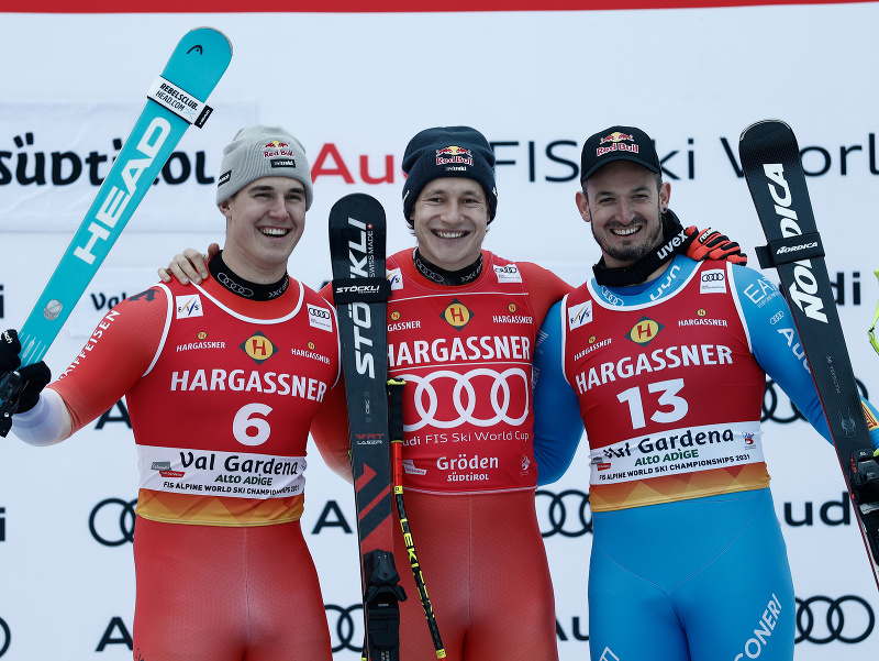 Pódium víťazov po pretekoch vo Val Gardena - zľava Franjo von Allmen, v strede Marco Odermatt a vpravo Dominik Paris