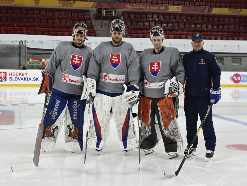 Zľava trojica brankárov Stanislav Škovránek, Samuel Hlavaj a Dominik Riečický s trénerom brankárov Petrom Kosom trénujú na ľade počas prípravy slovenskej hokejovej reprezentácie na majstrovstvá sveta
