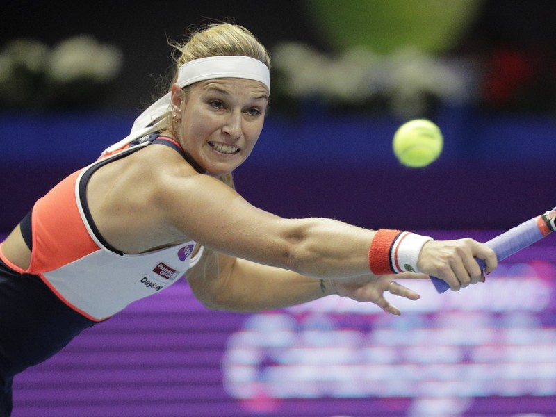 Slovenská tenistka Dominika Cibulková odvracia loptičku