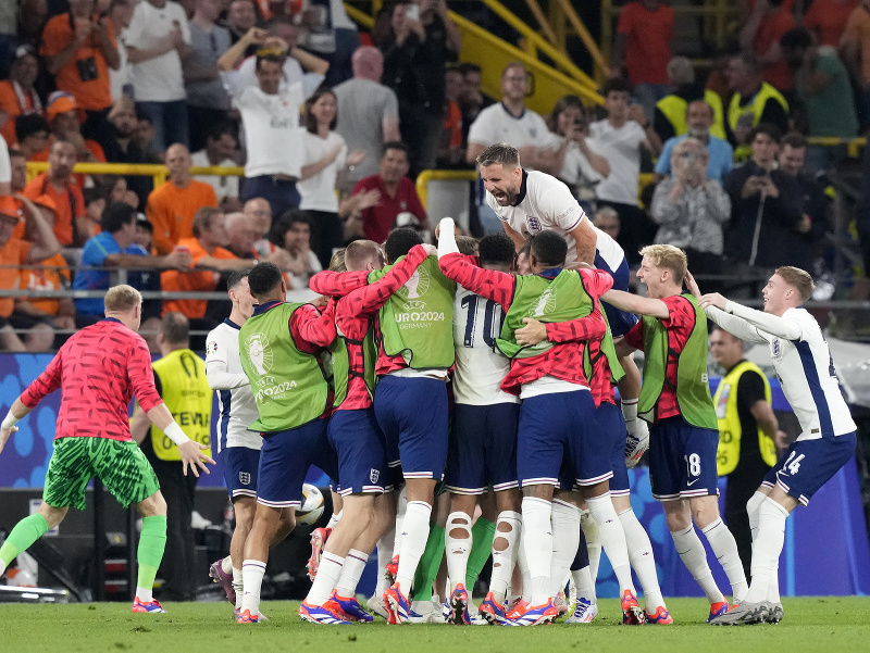 Hráči Anglicka a realizačný tím oslavujú postup do finále EURO 2024