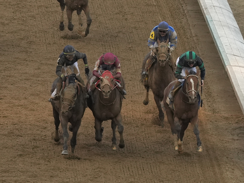 Brian Hernandez Jr. závodí na koňovi s menom Mystik Dan - v strede, červená farba
