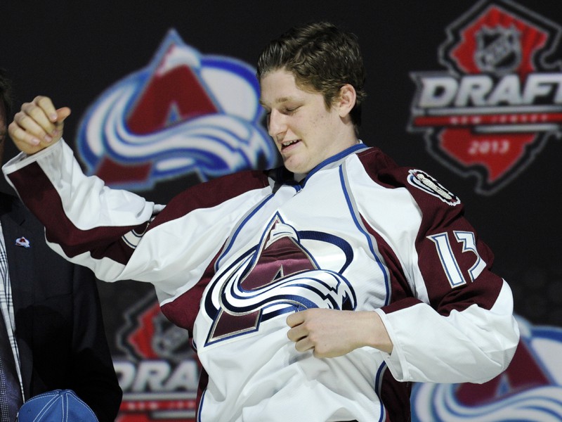 Nathan MacKinnon oblieka dres Avalanche