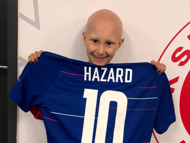 8-ročná Klára pózuje s dresom, ktorý dostala od Edena Hazarda