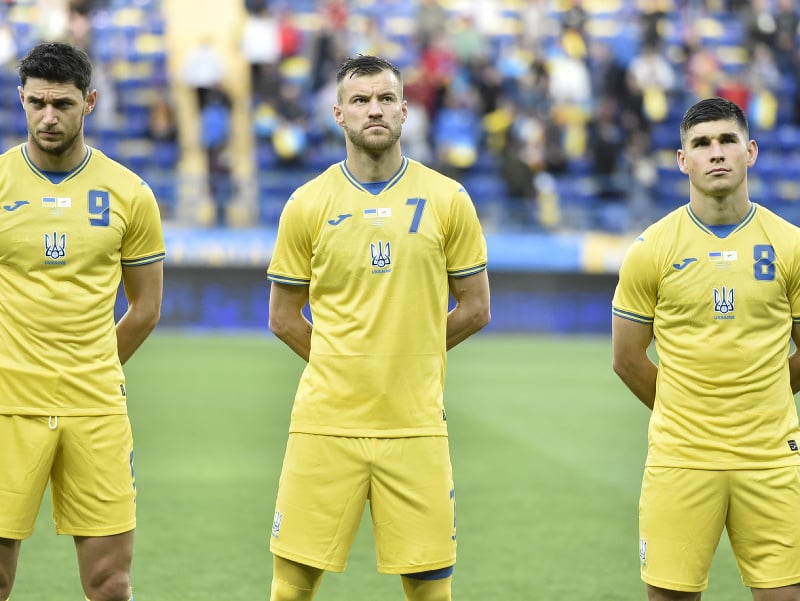Na snímke ukrajinskí futbaloví reprezentanti, zľava Roman Jaremčuk, Andrij Jarmolenko a Ruslan Malinovský 