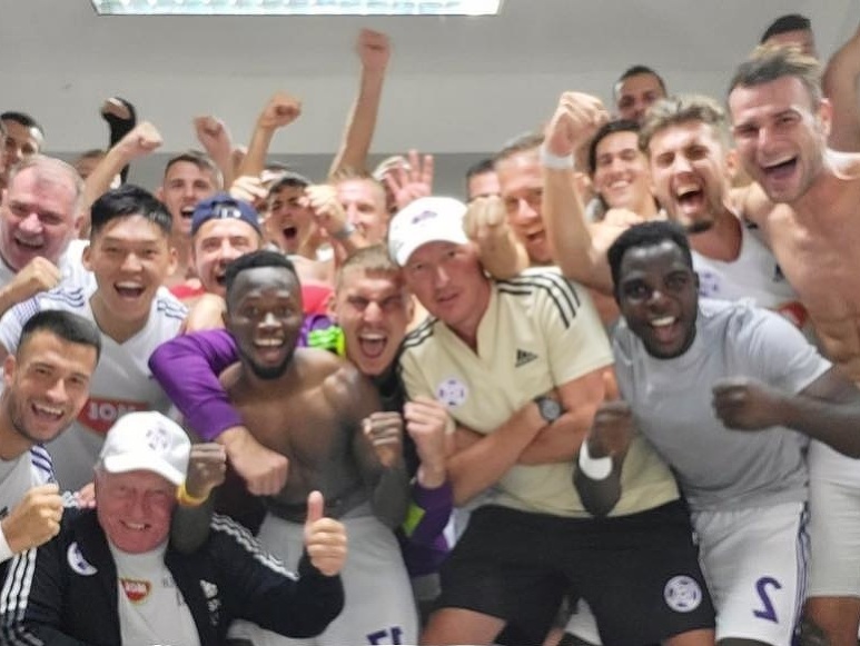 Oslavujúci futbalisti KFC Komárno po triumfe nad žilinským béčkom