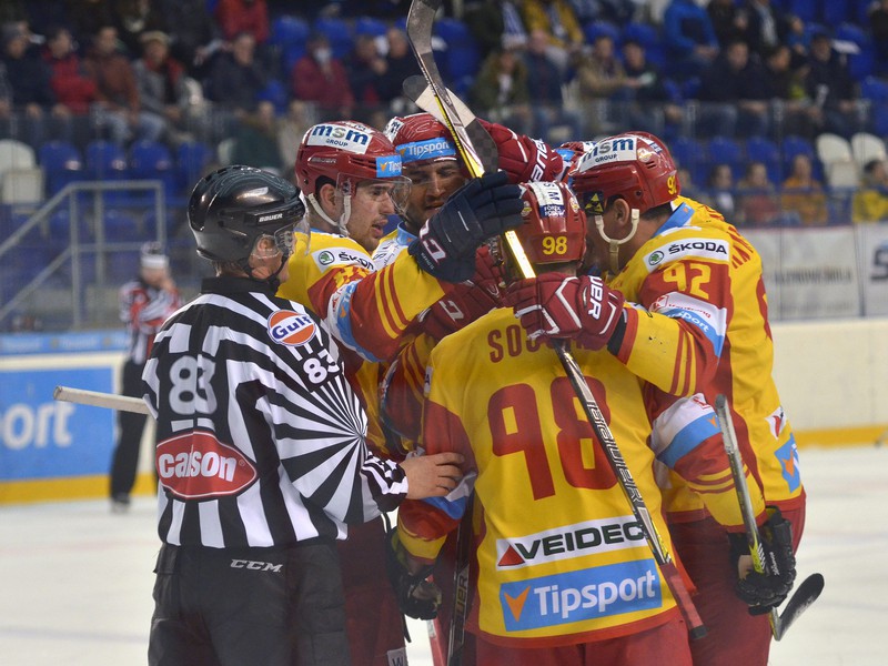 Radosť hráčov z Trenčína počas štvrtého štvrťfinálového zápasu hokejovej Tipsport extraligy Kaufland play-off