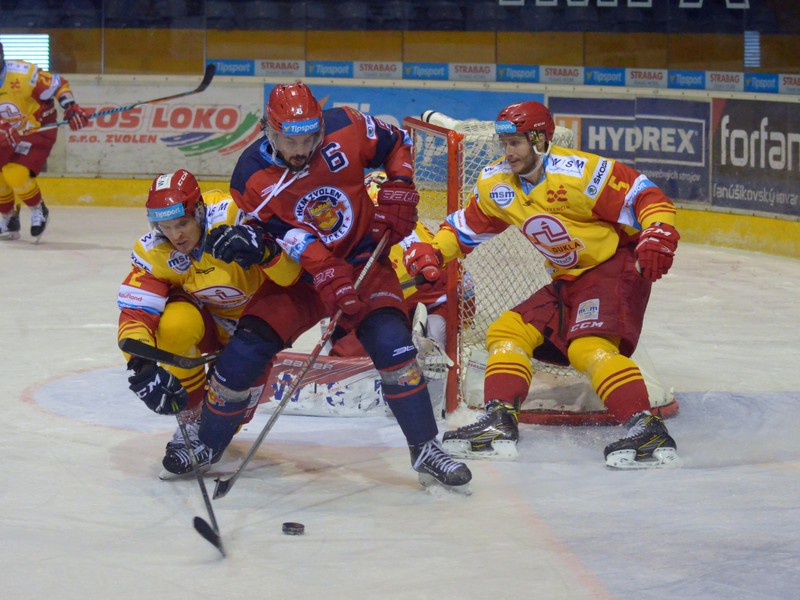 Tim Coffman (uprostred) z HKM Zvolen, Lukáš Bohunický (vpravo) a Lukáš Kozák (vľavo), obaja z HK Dukla Trenčín