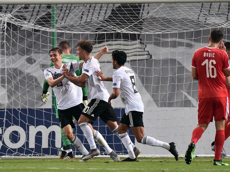 Luca Waldsschmidt so spoluhráčmi oslavuje gól Nemecka