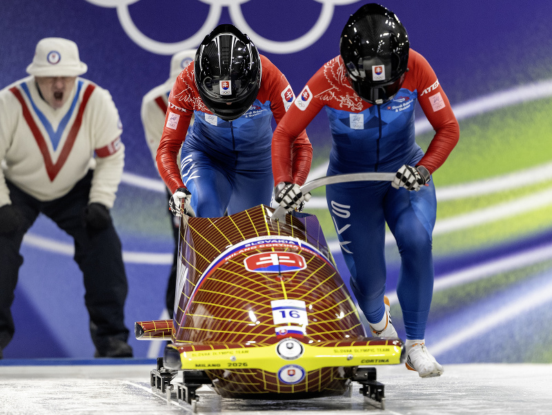 Slovenské bobistky sprava Viktória Čerňanská a Lucia Mokrášová