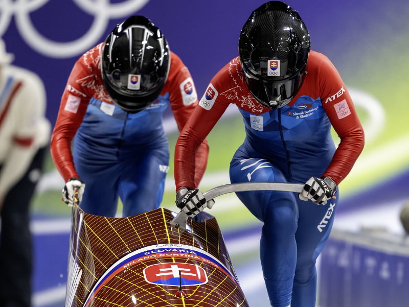 Slovenské bobistky sprava Viktória Čerňanská a Lucia Mokrášová