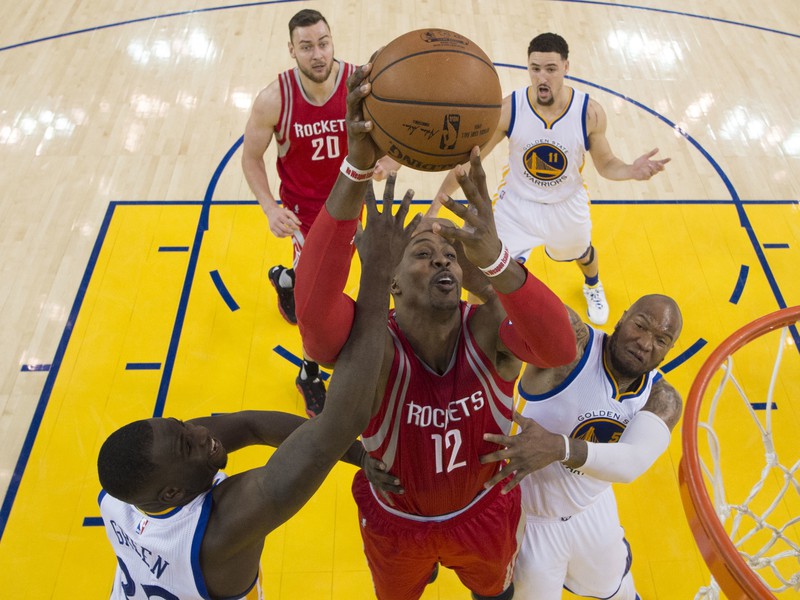 Dwight Howard (12) medzi Draymondom Greenom a Marreeseom Speightsom.