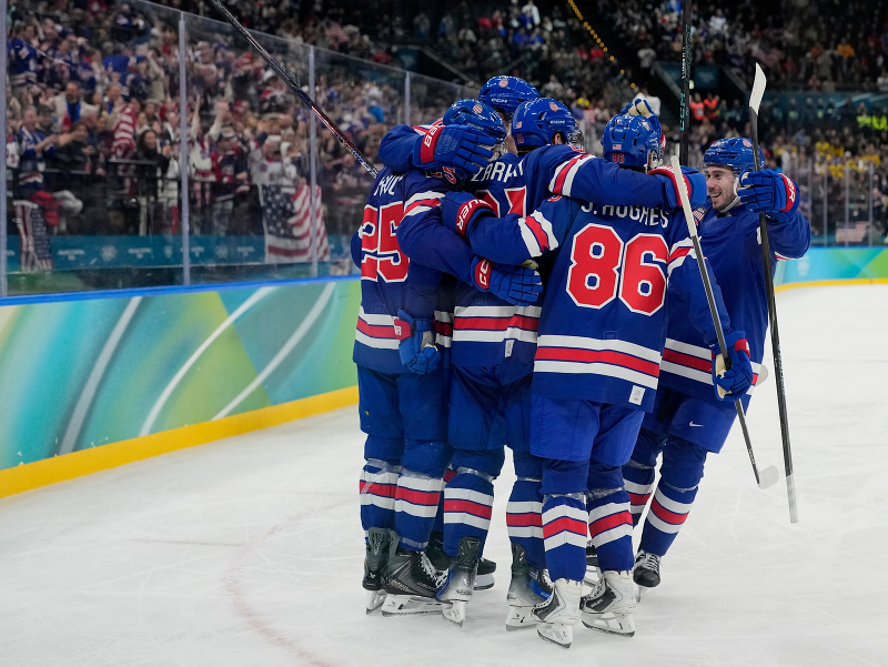 Americká hokejová reprezentácia oslavuje gól
