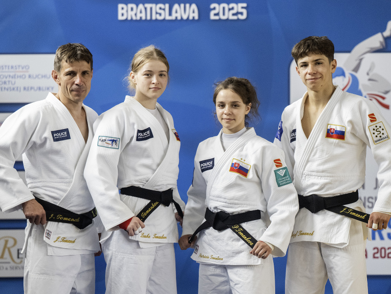 Na snímke podpredseda Slovenského zväzu judo a tréner 1. Judo Club Pezinok Jozef Tománek st. a juniorskí reprezentanti Slovenska v džude, zľava Lenka Tománková, Patrícia Tománková a Jozef Tománek ml.