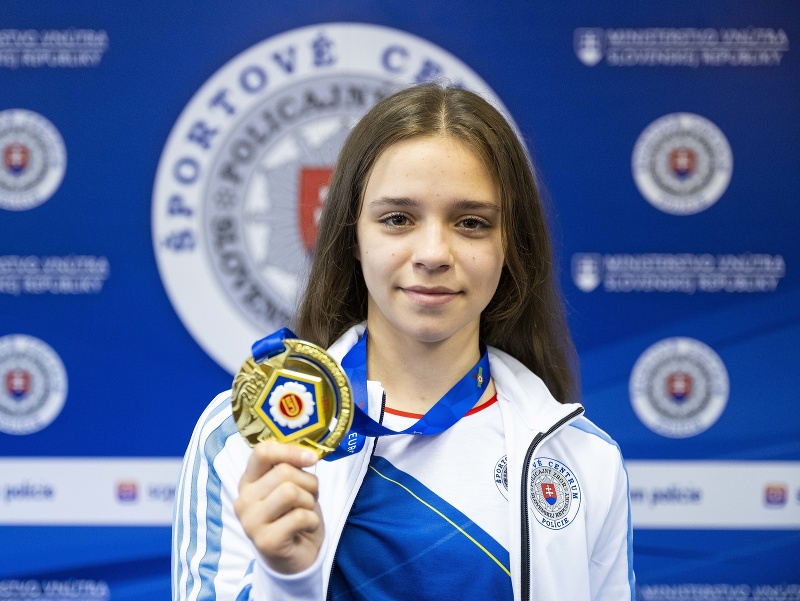 Patrícia Tománková pózuje so zlatou medailou v kategórii do 44 kg počas tlačovej konferencie po majstrovstvách Európy do 18 rokov v džude