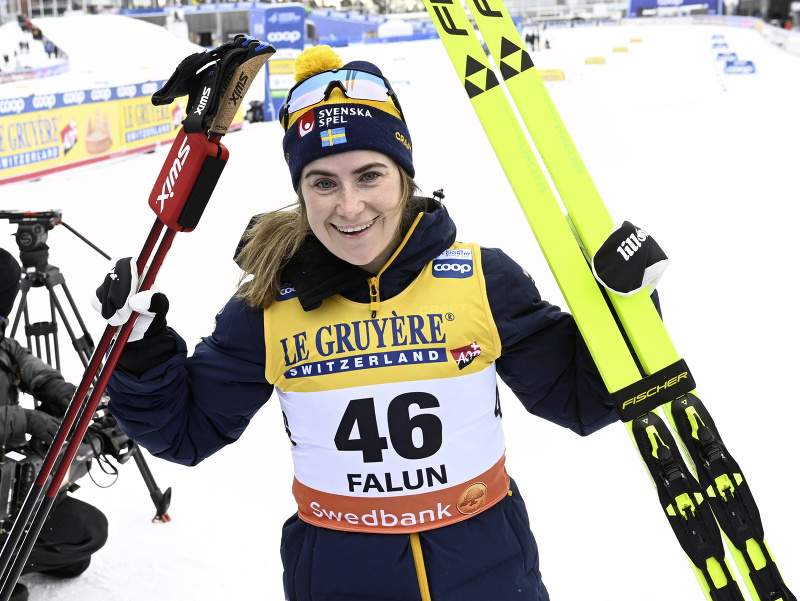 Na snímke Švédka Ebba Anderssonová reaguje po výhre na podujatí Svetového pohára v behu na lyžiach na 10 km klasicky