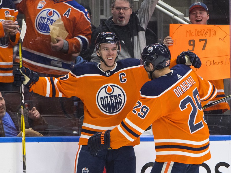 Connor McDavid sa raduje z gólu