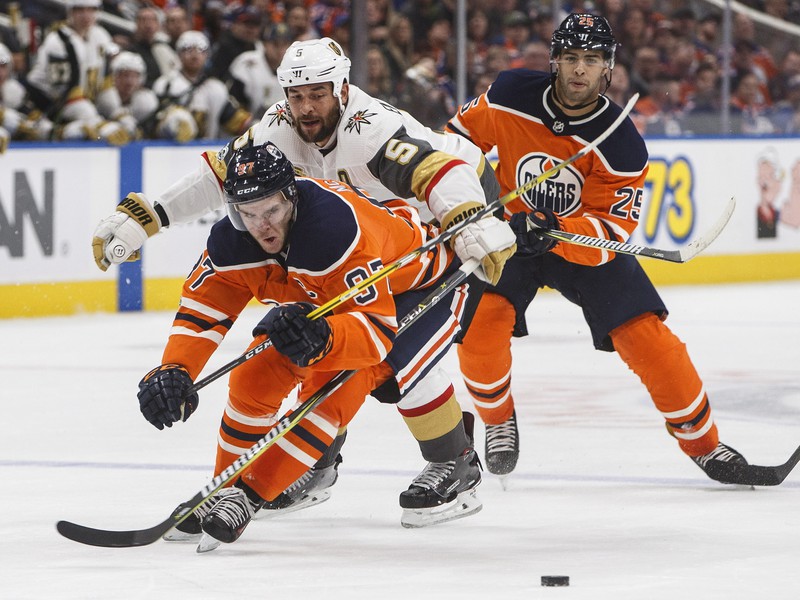 Connor McDavid bojuje o puk s hráčom Vegas Derykom Engellandom