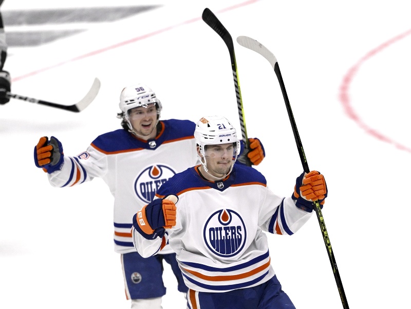 Edmonton Oilers vymenili útočníkov Kailera Yamamota a Klima Kostina
