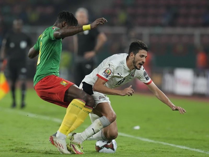Ahmed Fotouh a futbalista Kamerunu Andre-Frank Zambo Anguissa bojujú o loptu
