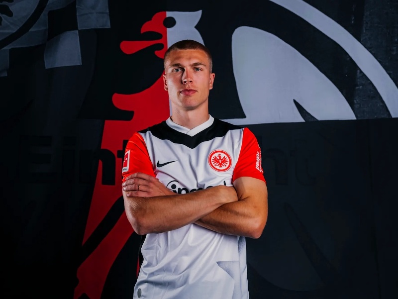 Rasmus Kristensen v drese Eintrachtu Frankfurt