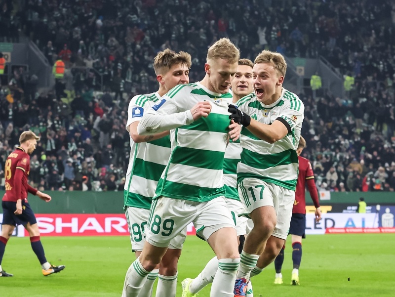 Tomáš Bobček oslavuje gól so spoluhráčmi