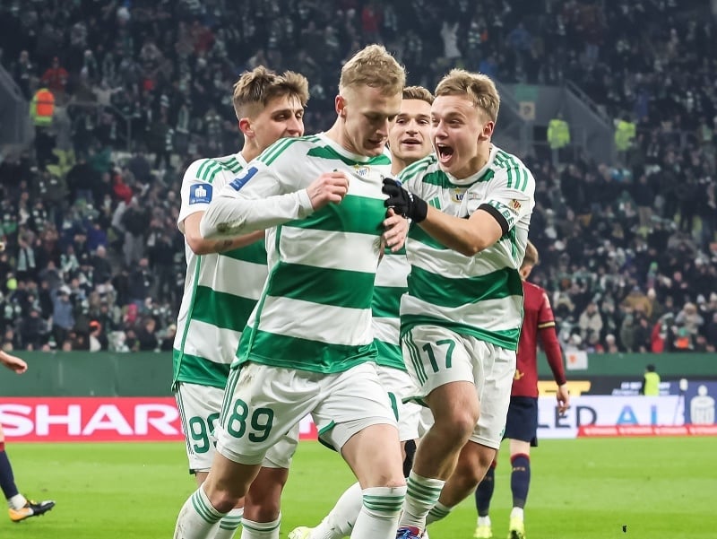 Tomáš Bobček oslavuje gól so spoluhráčmi z tímu Lechia Gdansk