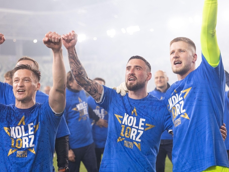 Hráči Lechu Poznaň oslavujú majstrovský titul