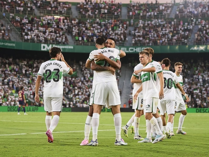 Hráči Elche CF oslavujú gól