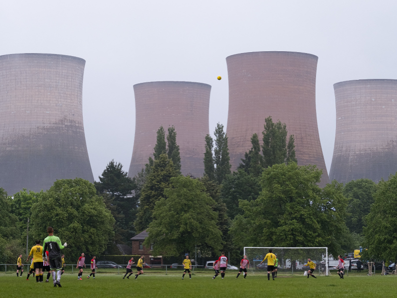 Futbalový zápas prerušila demolácia chladiacich veží elektrárne