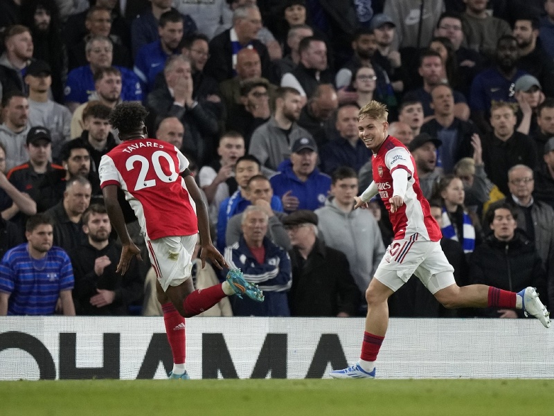 Futbalista Emile Smith Rowe (vpravo) z Arsenalu Londýn sa teší z gólu