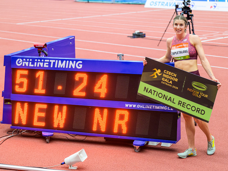 Emma Zapletalová po behu na 400 metrov, v ktorom prekonala národný halový rekord počas hlavného programu atletického mítingu Czech Indoor Gala v Ostrave 