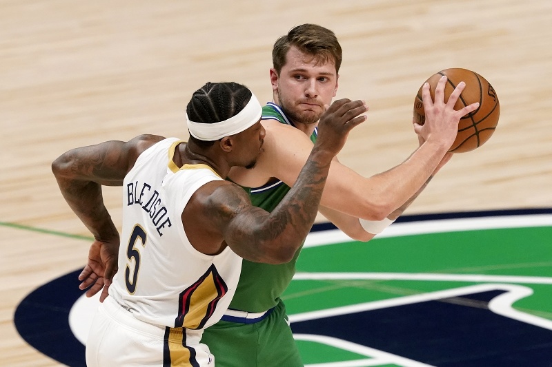 Basketbalista Eric Bledsoe (5) z New Orleansu Pelicans a Luka Dončič z Dallasu Mavericks počas zápasu