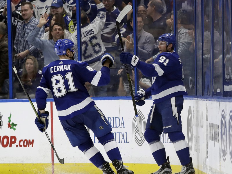 Steven Stamkos a Erik Černák oslavujú gól