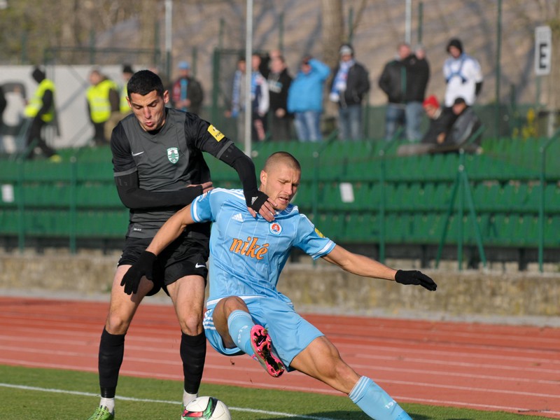 Zľava: Radoslav Ciprys z MFK Skalica a Erik Čikoš z ŠK Slovan Bratislava