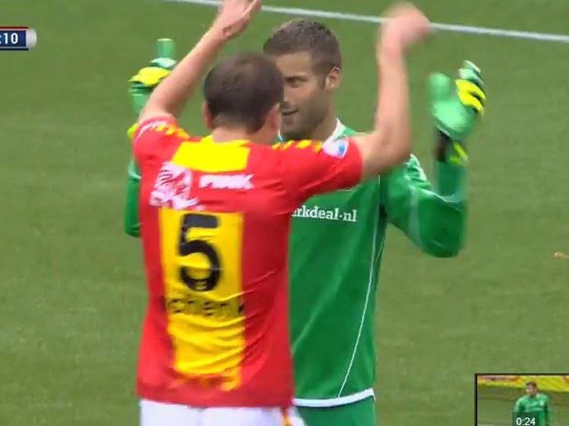 Brankár Erik Cummins oslavuje gól v sieti Rotterdamu