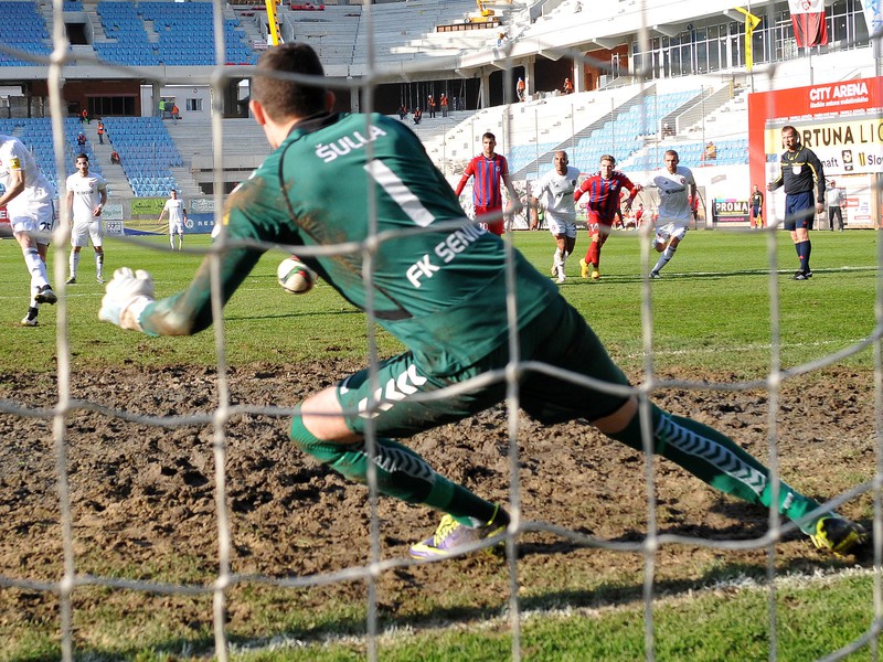 Erik Sabo strieľa gól z penalty