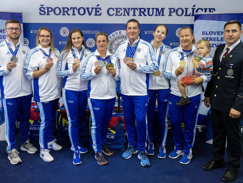 Na snímke športoví strelci zľava Filip Marinov, Diana Beníková, Danka Hrbeková, Zuzana Rehák-Štefečeková, Erik Varga, Nikola Molnárová a Jana Špotáková pózujú s medailami