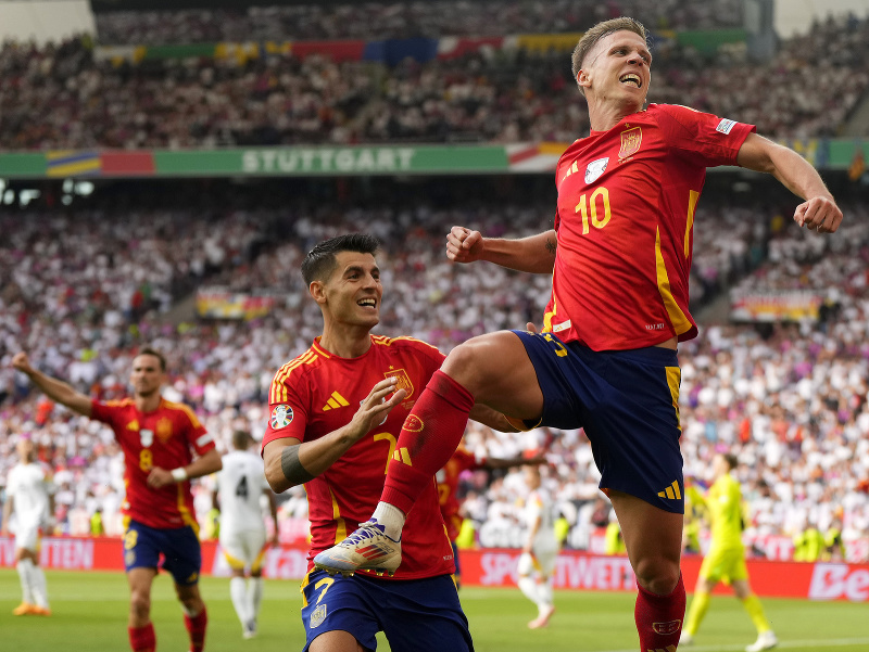 Dani Olmo (vpravo) oslavuje gól
