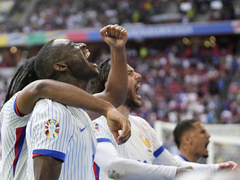 Francúzsky hráč Randal Kolo Muani (vpredu) oslavuje so spoluhráčmi úvodný gól v zápase osemfinále Francúzsko - Belgicko na ME 2024 vo futbale v nemeckom Düsseldorfe
