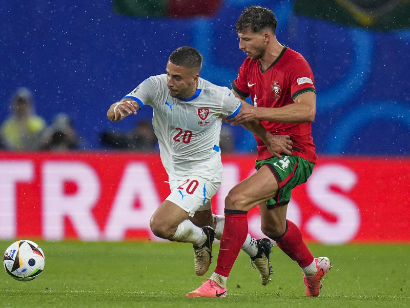 Český reprezentant Ondřej Lingr v súboji s Portugalčanom Rúbenom Diasom