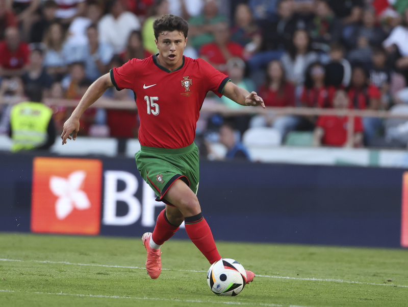 Portugalský záložník Joao Neves