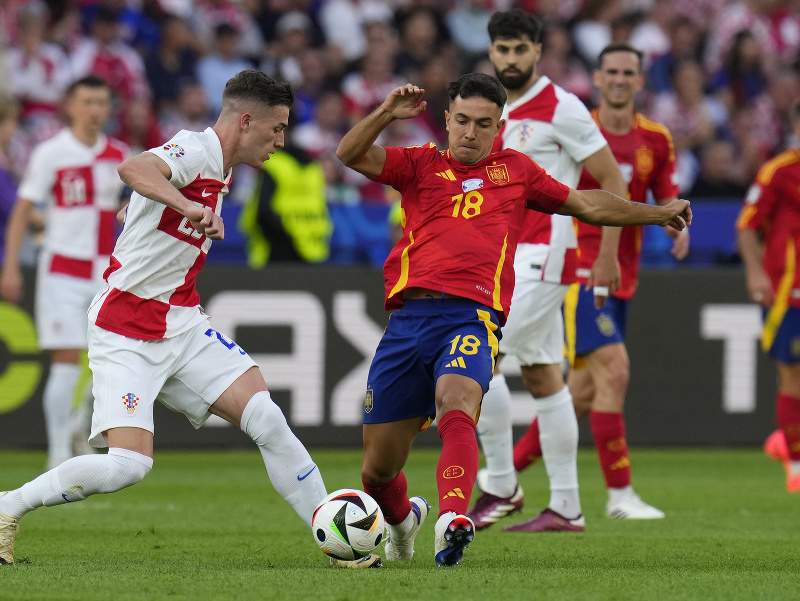Martin Zubimendi v súboji s Chorvátom Lukom Sučičom počas ME vo futbale 2024