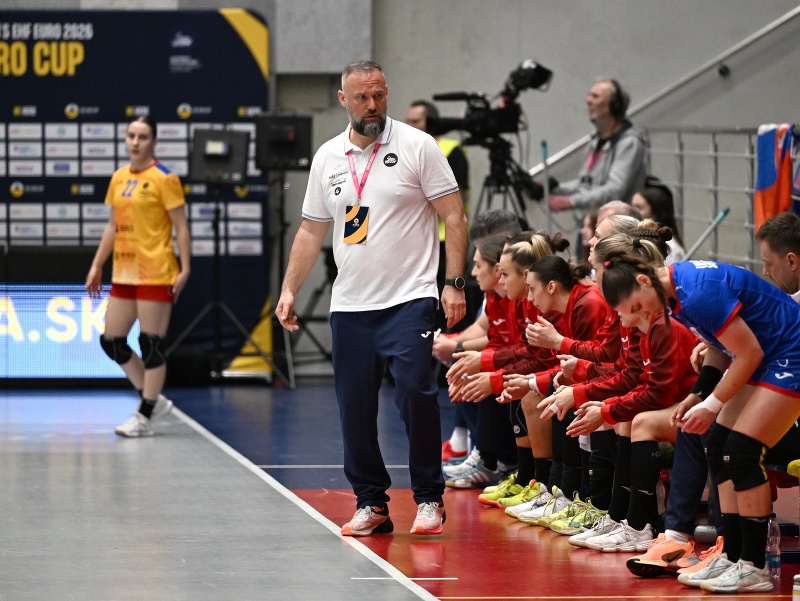 Na snímke tréner reprezentácie SR Jan Beňadik v zápase 1. skupiny Euro Cup:  SLOVENSKO - Rumunsko v hádzanej žien 5. marca 2026 v Michalovciach