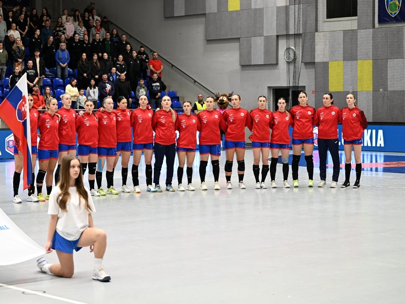 Na snímke nastúpené slovenské reprezentantky pred zápasom 1. skupiny Euro Cup: Slovensko - Rumunsko