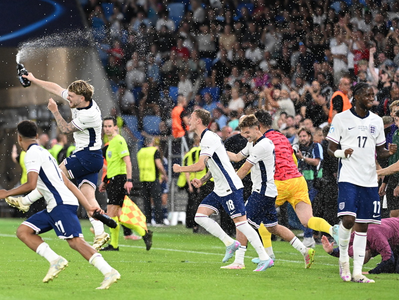 Anglickí futbalisti sa tešia z výhry po finálovom zápase