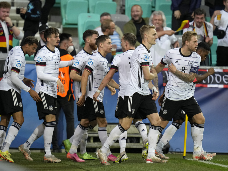 Nemeckí mladíci sa radujú z finálového gólu 